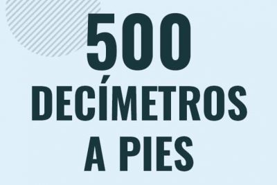 Profesor en pizarra explicando cuanto es 500 decimetros en pies o como pasar de 500 dm a ft