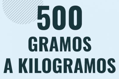 Profesor en pizarra explicando cuanto es 500 gramos en kilogramos o como pasar de 500 g a kg