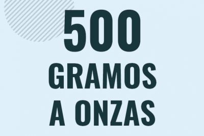 Profesor en pizarra explicando cuanto es 500 gramos en onzas o como pasar de 500 g a oz