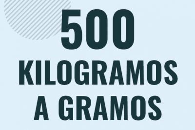 Profesor en pizarra explicando cuanto es 500 kilogramos en gramos o como pasar de 500 kg a g