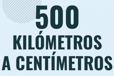 Profesor en pizarra explicando cuanto es 500 kilometros en centimetros o como pasar de 500 km a cm
