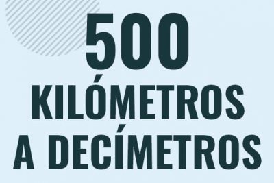 Profesor en pizarra explicando cuanto es 500 kilometros en decimetros o como pasar de 500 km a dm