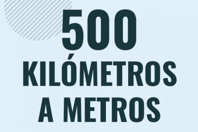 Profesor en pizarra explicando cuanto es 500 kilometros en metros o como pasar de 500 km a m