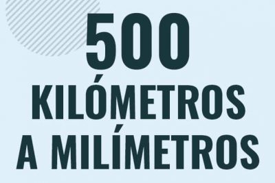 Profesor en pizarra explicando cuanto es 500 kilometros en milimetros o como pasar de 500 km a mm