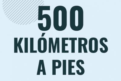 Profesor en pizarra explicando cuanto es 500 kilometros en pies o como pasar de 500 km a ft