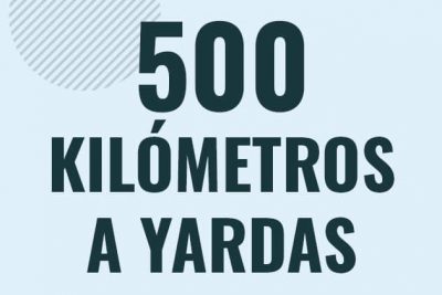 Profesor en pizarra explicando cuanto es 500 kilometros en yardas o como pasar de 500 km a yd