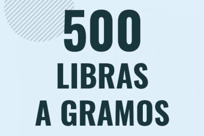 Profesor en pizarra explicando cuanto es 500 libras en gramos o como pasar de 500 lb a g