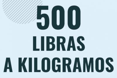 Profesor en pizarra explicando cuanto es 500 libras en kilogramos o como pasar de 500 lb a kg