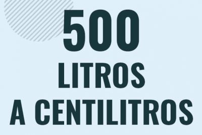 Profesor en pizarra explicando cuanto es 500 litros en centilitros o como pasar de 500 l a cl