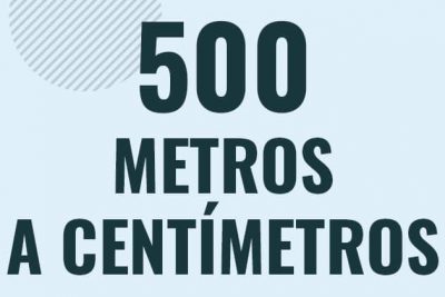 Profesor en pizarra explicando cuanto es 500 metros en centimetros o como pasar de 500 m a cm