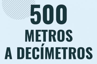 Profesor en pizarra explicando cuanto es 500 metros en decimetros o como pasar de 500 m a dm