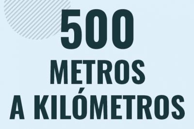 Profesor en pizarra explicando cuanto es 500 metros en kilometros o como pasar de 500 m a km