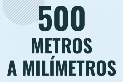 Profesor en pizarra explicando cuanto es 500 metros en milimetros o como pasar de 500 m a mm