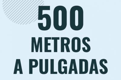 Profesor en pizarra explicando cuanto es 500 metros en pulgadas o como pasar de 500 m a in