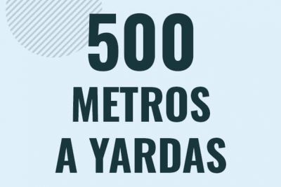Profesor en pizarra explicando cuanto es 500 metros en yardas o como pasar de 500 m a yd