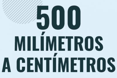 Profesor en pizarra explicando cuanto es 500 milimetros en centimetros o como pasar de 500 mm a cm