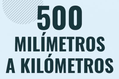 Profesor en pizarra explicando cuanto es 500 milimetros en kilometros o como pasar de 500 mm a km
