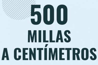 Profesor en pizarra explicando cuanto es 500 millas en centimetros o como pasar de 500 mi a cm