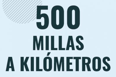 Profesor en pizarra explicando cuanto es 500 millas en kilometros o como pasar de 500 mi a km