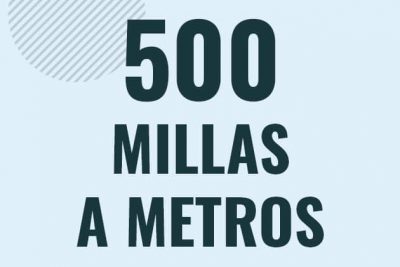 Profesor en pizarra explicando cuanto es 500 millas en metros o como pasar de 500 mi a m