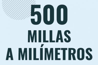 Profesor en pizarra explicando cuanto es 500 millas en milimetros o como pasar de 500 mi a mm