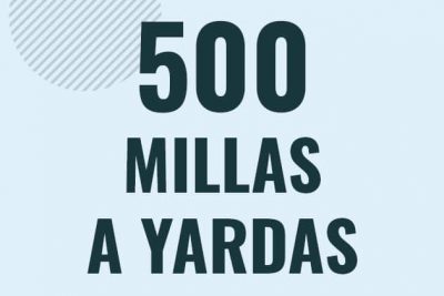 Profesor en pizarra explicando cuanto es 500 millas en yardas o como pasar de 500 mi a yd