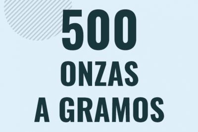 Profesor en pizarra explicando cuanto es 500 onzas en gramos o como pasar de 500 oz a g