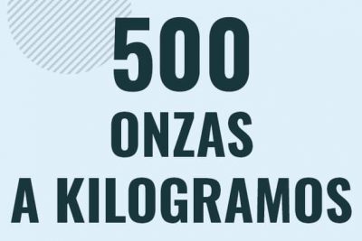 Profesor en pizarra explicando cuanto es 500 onzas en kilogramos o como pasar de 500 oz a kg