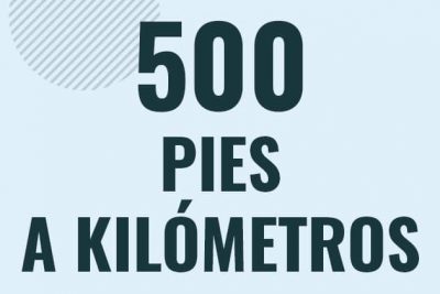Profesor en pizarra explicando cuanto es 500 pies en kilometros o como pasar de 500 ft a km
