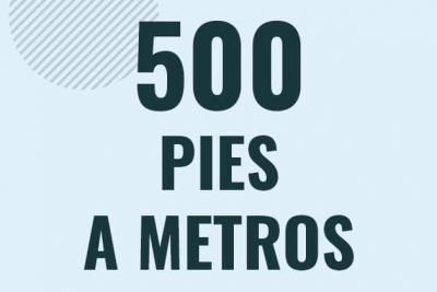 Profesor en pizarra explicando cuanto es 500 pies en metros o como pasar de 500 ft a m