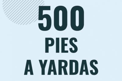 Profesor en pizarra explicando cuanto es 500 pies en yardas o como pasar de 500 ft a yd