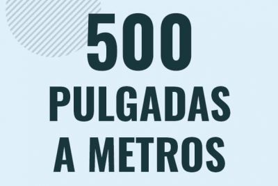 Profesor en pizarra explicando cuanto es 500 pulgadas en metros o como pasar de 500 in a m
