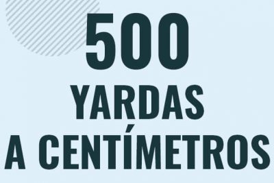 Profesor en pizarra explicando cuanto es 500 yardas en centimetros o como pasar de 500 yd a cm