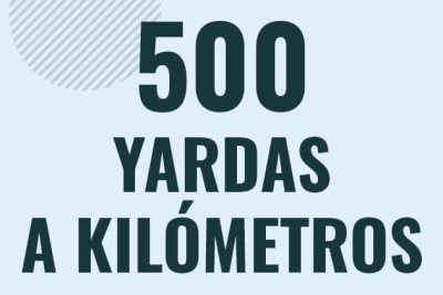 Profesor en pizarra explicando cuanto es 500 yardas en kilometros o como pasar de 500 yd a km