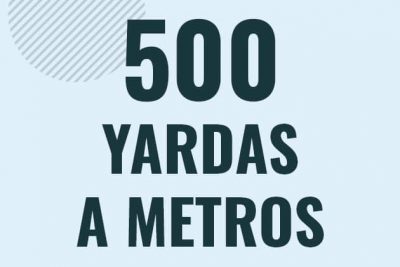 Profesor en pizarra explicando cuanto es 500 yardas en metros o como pasar de 500 yd a m