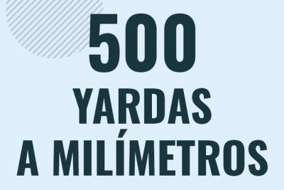 Profesor en pizarra explicando cuanto es 500 yardas en milimetros o como pasar de 500 yd a mm