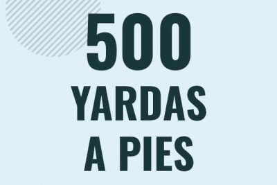 Profesor en pizarra explicando cuanto es 500 yardas en pies o como pasar de 500 yd a ft