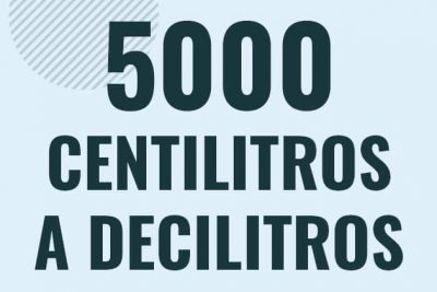 Profesor en pizarra explicando cuanto es 5000 centilitros en decilitros o como pasar de 5000 cl a dl
