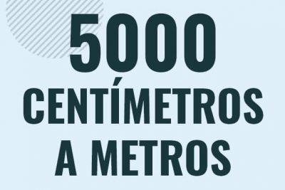 Profesor en pizarra explicando cuanto es 5000 centimetros en metros o como pasar de 5000 cm a m