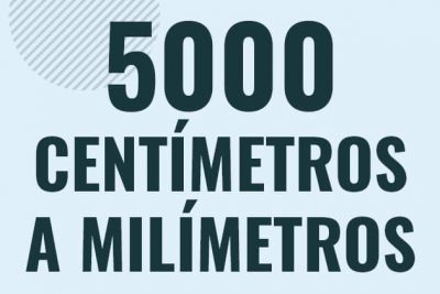 Profesor en pizarra explicando cuanto es 5000 centimetros en milimetros o como pasar de 5000 cm a mm