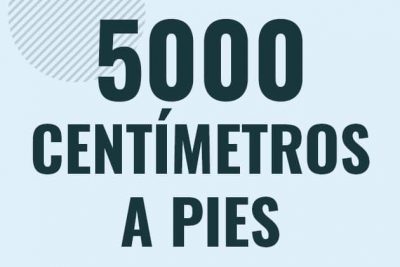 Profesor en pizarra explicando cuanto es 5000 centimetros en pies o como pasar de 5000 cm a ft