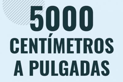 Profesor en pizarra explicando cuanto es 5000 centimetros en pulgadas o como pasar de 5000 cm a in