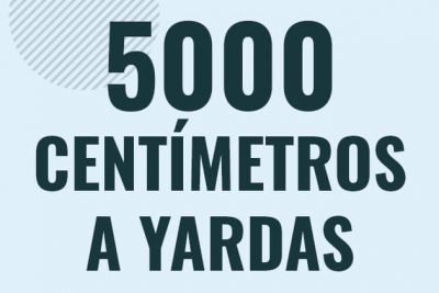 Profesor en pizarra explicando cuanto es 5000 centimetros en yardas o como pasar de 5000 cm a yd