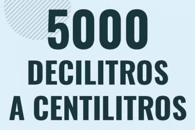 Profesor en pizarra explicando cuanto es 5000 decilitros en centilitros o como pasar de 5000 dl a cl