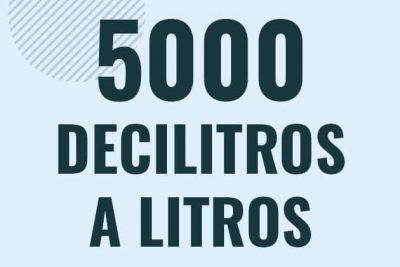 Profesor en pizarra explicando cuanto es 5000 decilitros en litros o como pasar de 5000 dl a l