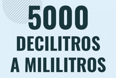 Profesor en pizarra explicando cuanto es 5000 decilitros en mililitros o como pasar de 5000 dl a ml