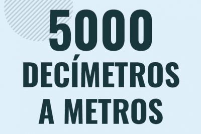 Profesor en pizarra explicando cuanto es 5000 decimetros en metros o como pasar de 5000 dm a m