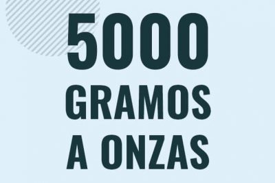 Profesor en pizarra explicando cuanto es 5000 gramos en onzas o como pasar de 5000 g a oz