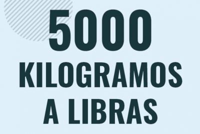 Profesor en pizarra explicando cuanto es 5000 kilogramos en libras o como pasar de 5000 kg a lb