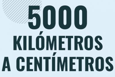 Profesor en pizarra explicando cuanto es 5000 kilometros en centimetros o como pasar de 5000 km a cm